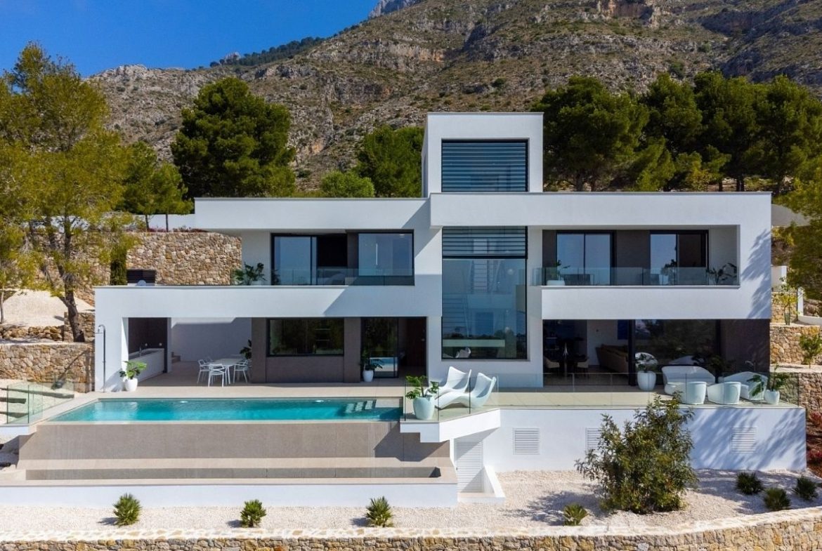 Ready-to-Move Villas for Sale in Alicante with Sea View