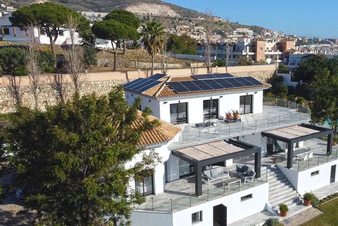 Detached Villa with Extensive Landscaped Garden in Benalmadena-1