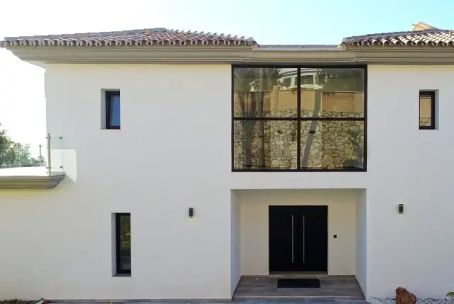 Detached Villa with Extensive Landscaped Garden in Benalmadena-5