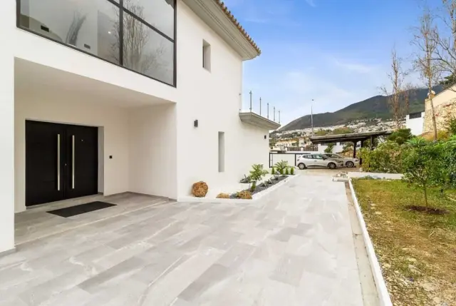 Detached Villa with Extensive Landscaped Garden in Benalmadena-8