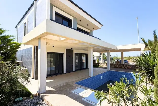 Freistehende Villa mit privatem Pool und Garage in Didim-1