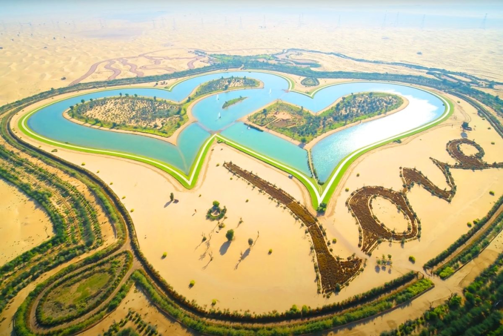 Ein seltener Anblick von Grünflächen in Dubais Wüste, der die Bemühungen der Stadt in nachhaltiger Stadtentwicklung und Landschaftsgestaltung hervorhebt.