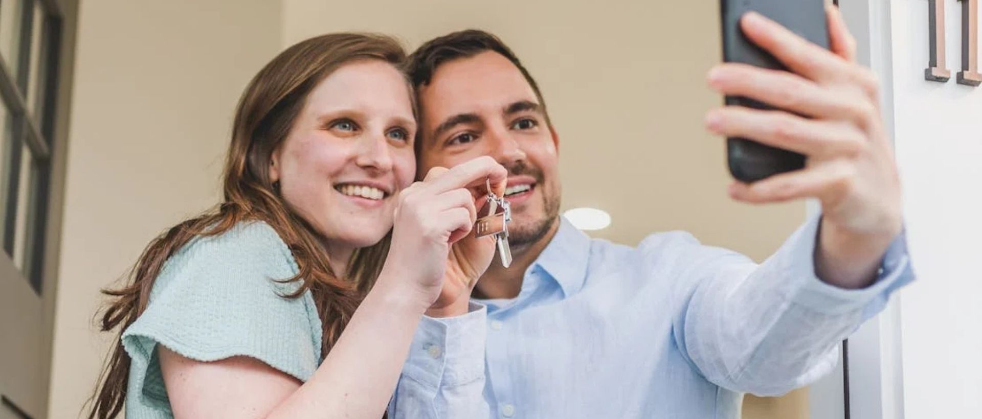 Property manager handing over keys to homeowner – endtoend property management services in türkiye