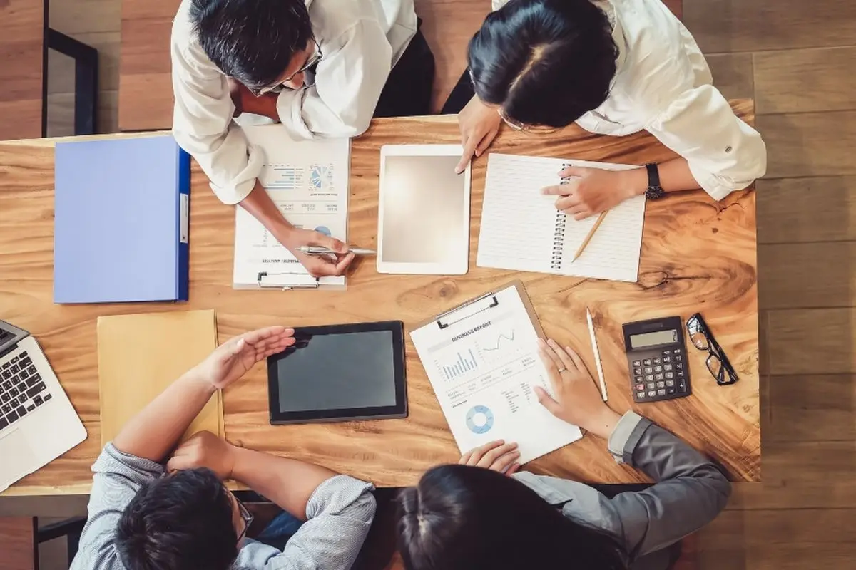 A professional real estate agent assisting a foreign buyer with utility service subscriptions in türkiye.