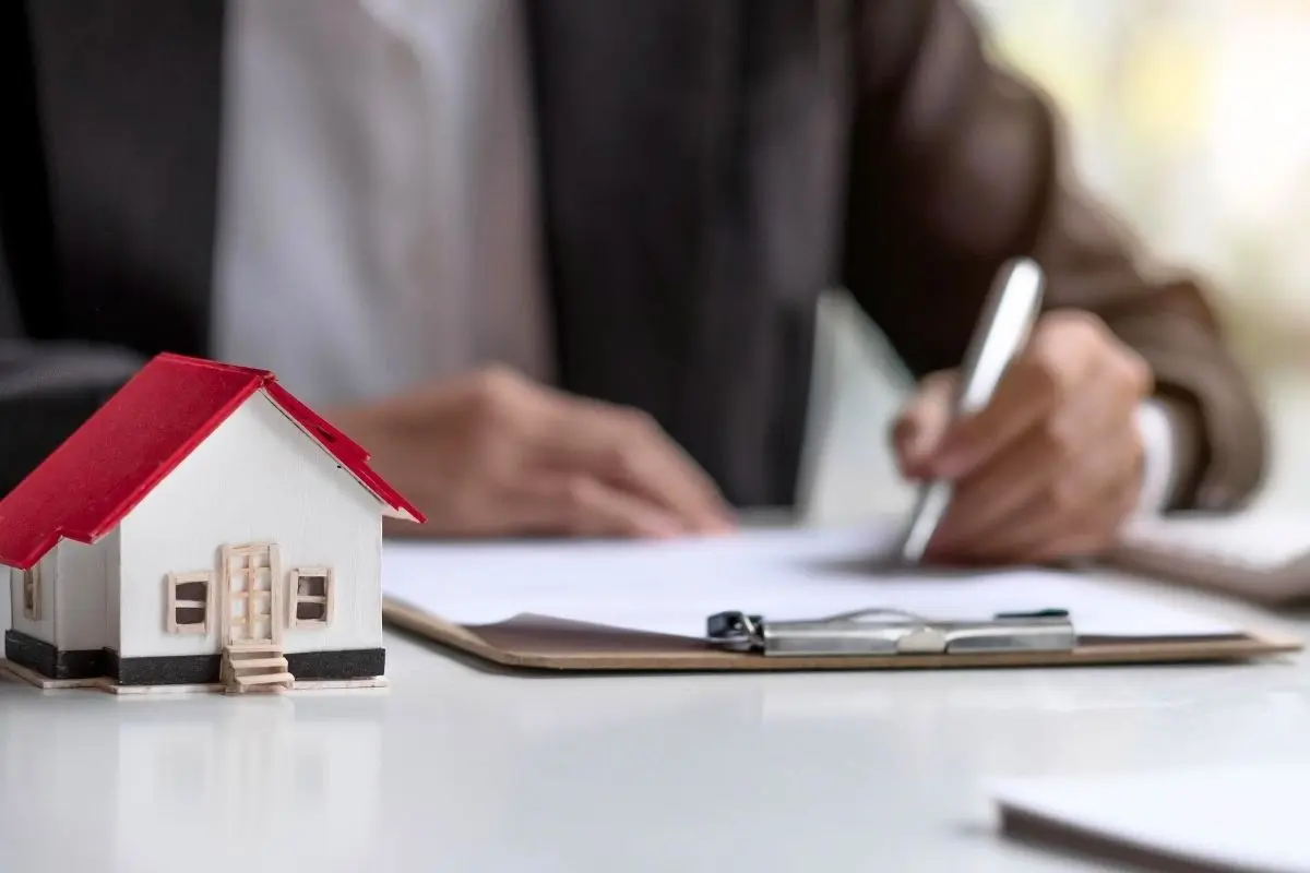 Real estate expert preparing property report