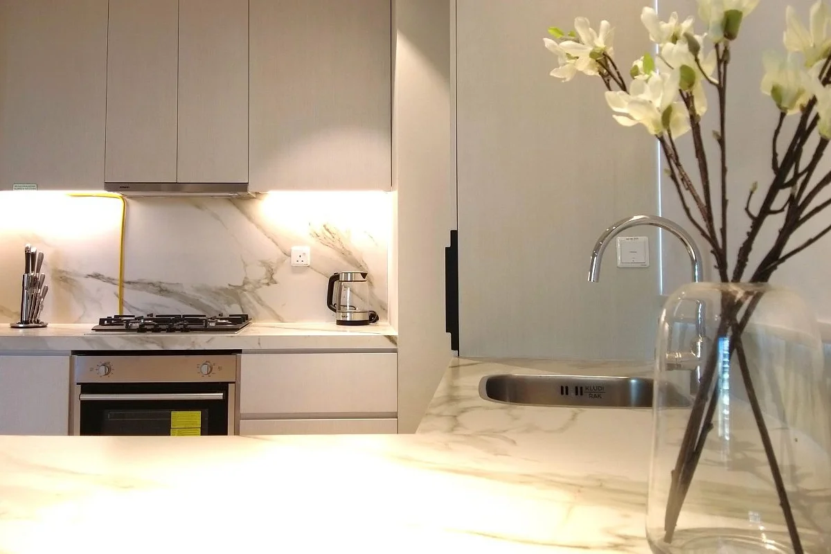 dxb-00064-magnificent-view-luxury-apartments-in-dubai-marina-te-10-e1760449854811 Interior living space at Condor Marina Star Residence Dubai Marina featuring bright layouts and modern finishes