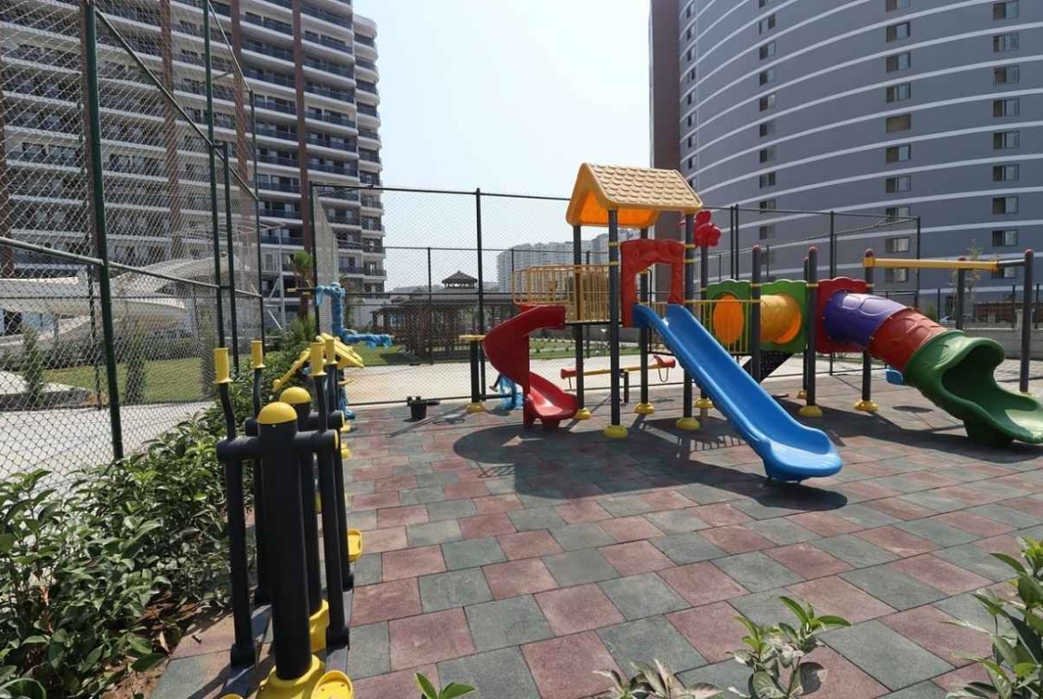 Mersin Tömük’te plaja yakın, deniz manzaralı, aquaparklı ve ortak havuzlu satılık daireler.