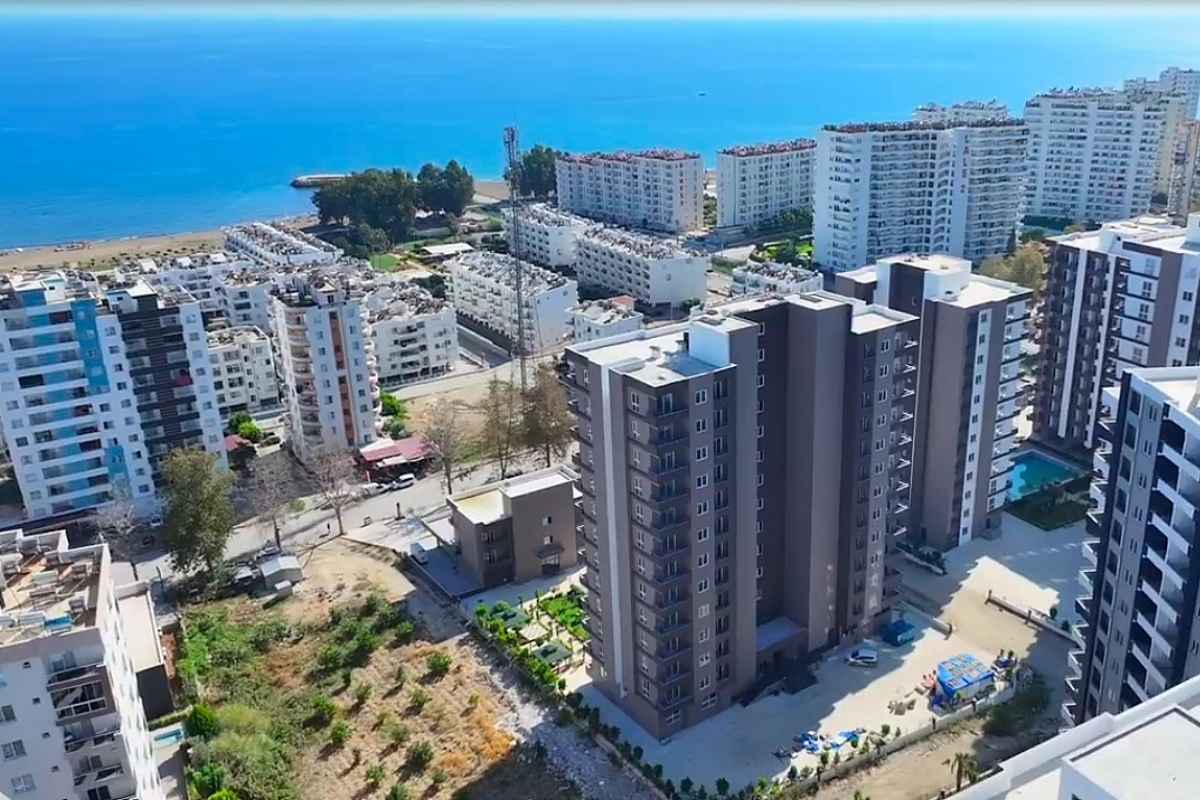 sea view apartments for sale in Mersin Erdemli near the beach with communal pool and modern