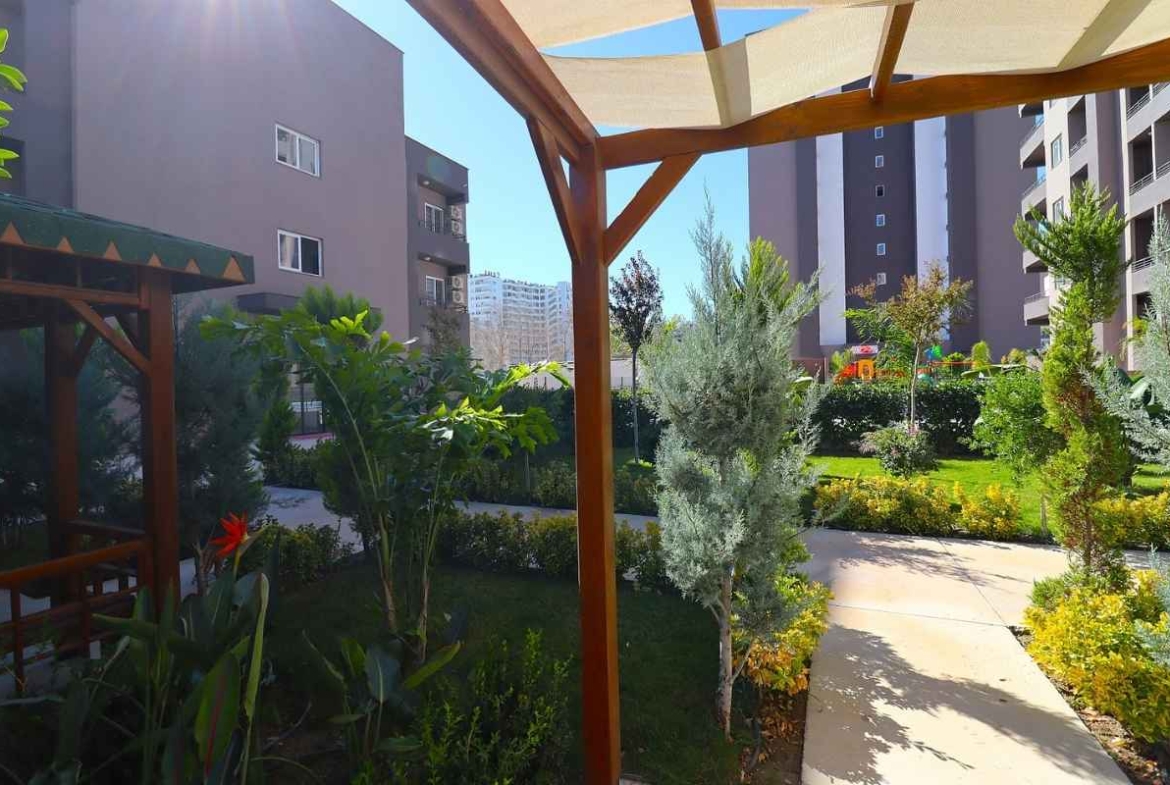 sea view apartments for sale in Mersin Erdemli near the beach with communal pool and modern