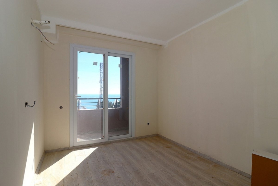 sea view apartments for sale in Mersin Erdemli near the beach with communal pool and modern