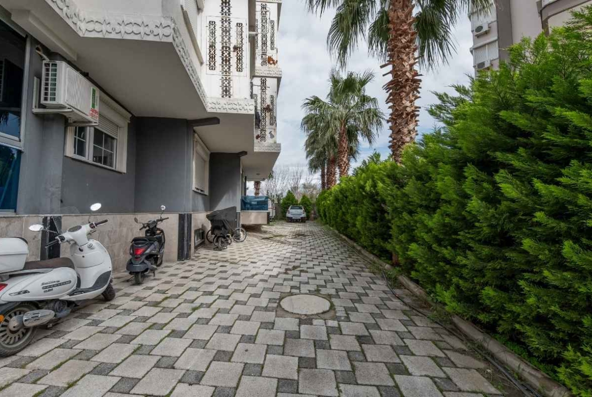 Antalya Konyaaltı Hurma'da, plaja yakın konumda; teras, balkon, ayrı mutfak ve geniş yaşam alanlarına sahip satılık 3+1 dubleks daire