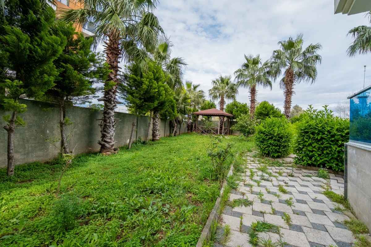Antalya Konyaaltı Hurma'da, plaja yakın konumda; teras, balkon, ayrı mutfak ve geniş yaşam alanlarına sahip satılık 3+1 dubleks daire