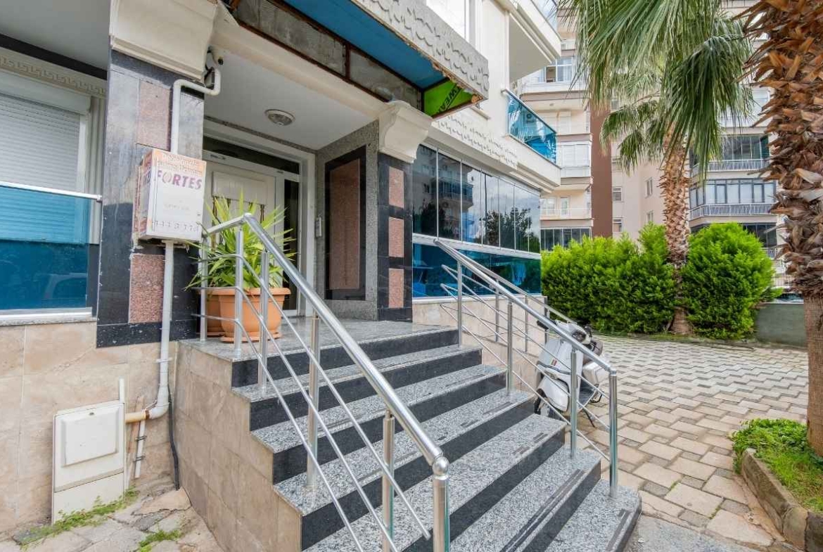 Antalya Konyaaltı Hurma'da, plaja yakın konumda; teras, balkon, ayrı mutfak ve geniş yaşam alanlarına sahip satılık 3+1 dubleks daire