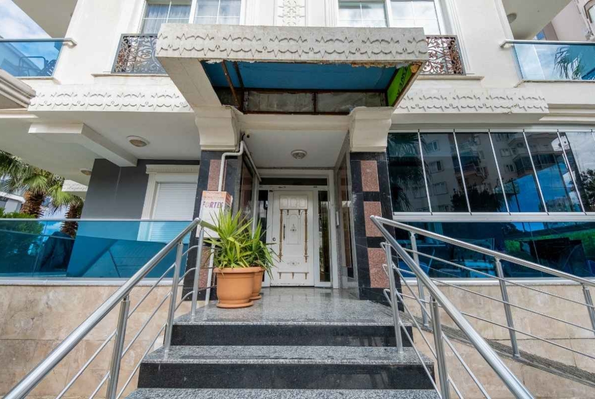 Antalya Konyaaltı Hurma'da, plaja yakın konumda; teras, balkon, ayrı mutfak ve geniş yaşam alanlarına sahip satılık 3+1 dubleks daire