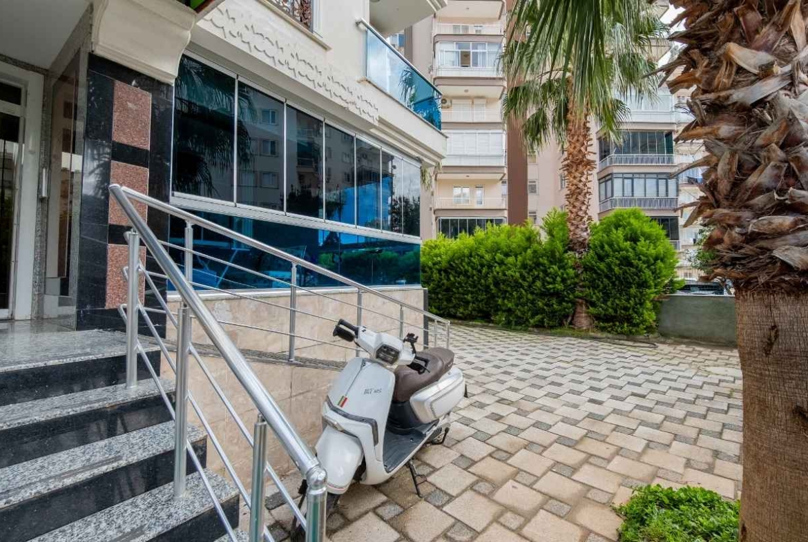 Antalya Konyaaltı Hurma'da, plaja yakın konumda; teras, balkon, ayrı mutfak ve geniş yaşam alanlarına sahip satılık 3+1 dubleks daire