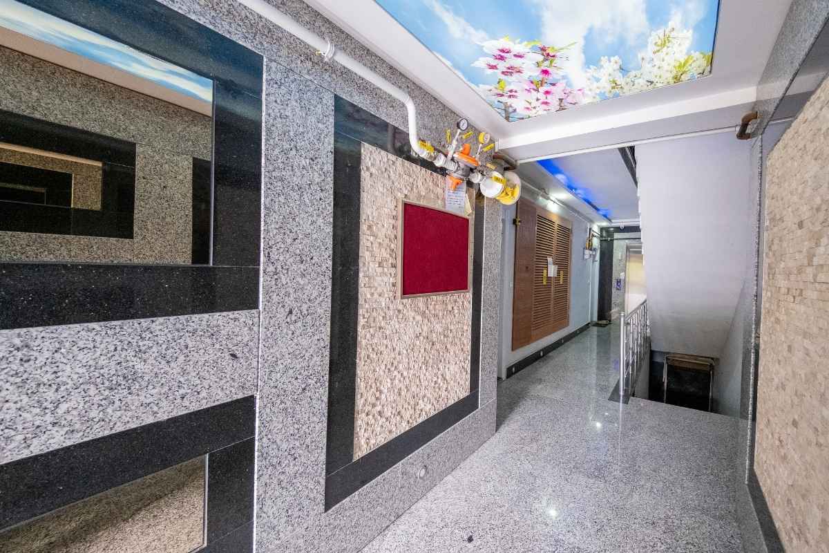 Antalya Konyaaltı Hurma'da, plaja yakın konumda; teras, balkon, ayrı mutfak ve geniş yaşam alanlarına sahip satılık 3+1 dubleks daire