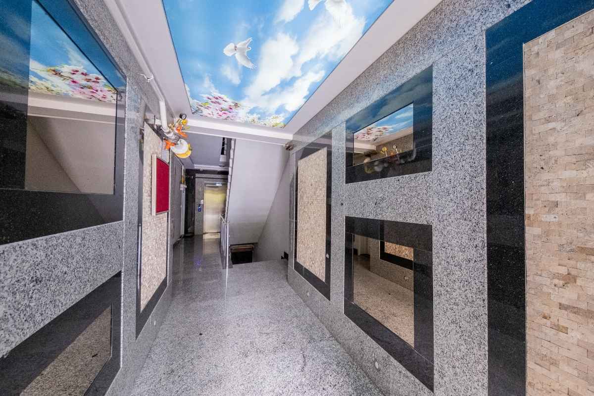 Antalya Konyaaltı Hurma'da, plaja yakın konumda; teras, balkon, ayrı mutfak ve geniş yaşam alanlarına sahip satılık 3+1 dubleks daire