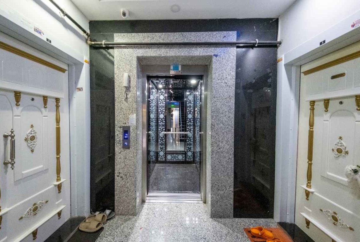 Antalya Konyaaltı Hurma'da, plaja yakın konumda; teras, balkon, ayrı mutfak ve geniş yaşam alanlarına sahip satılık 3+1 dubleks daire