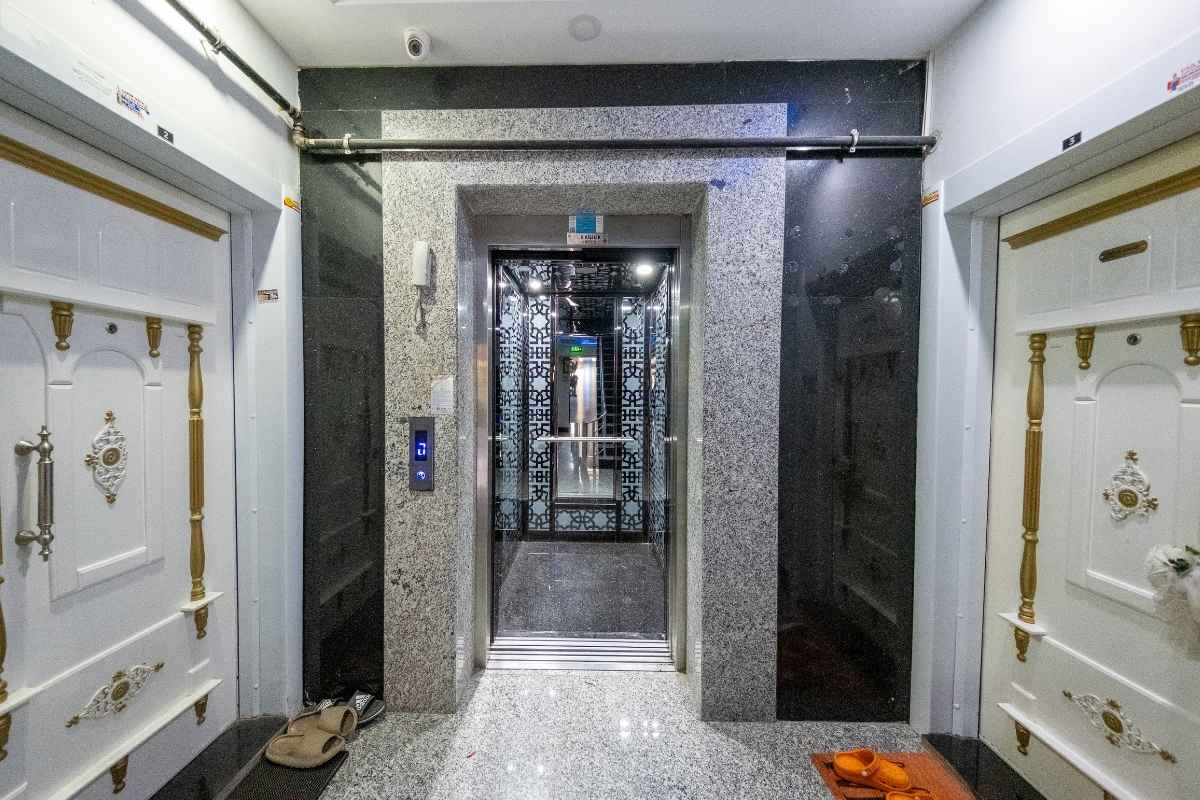 Antalya Konyaaltı Hurma'da, plaja yakın konumda; teras, balkon, ayrı mutfak ve geniş yaşam alanlarına sahip satılık 3+1 dubleks daire