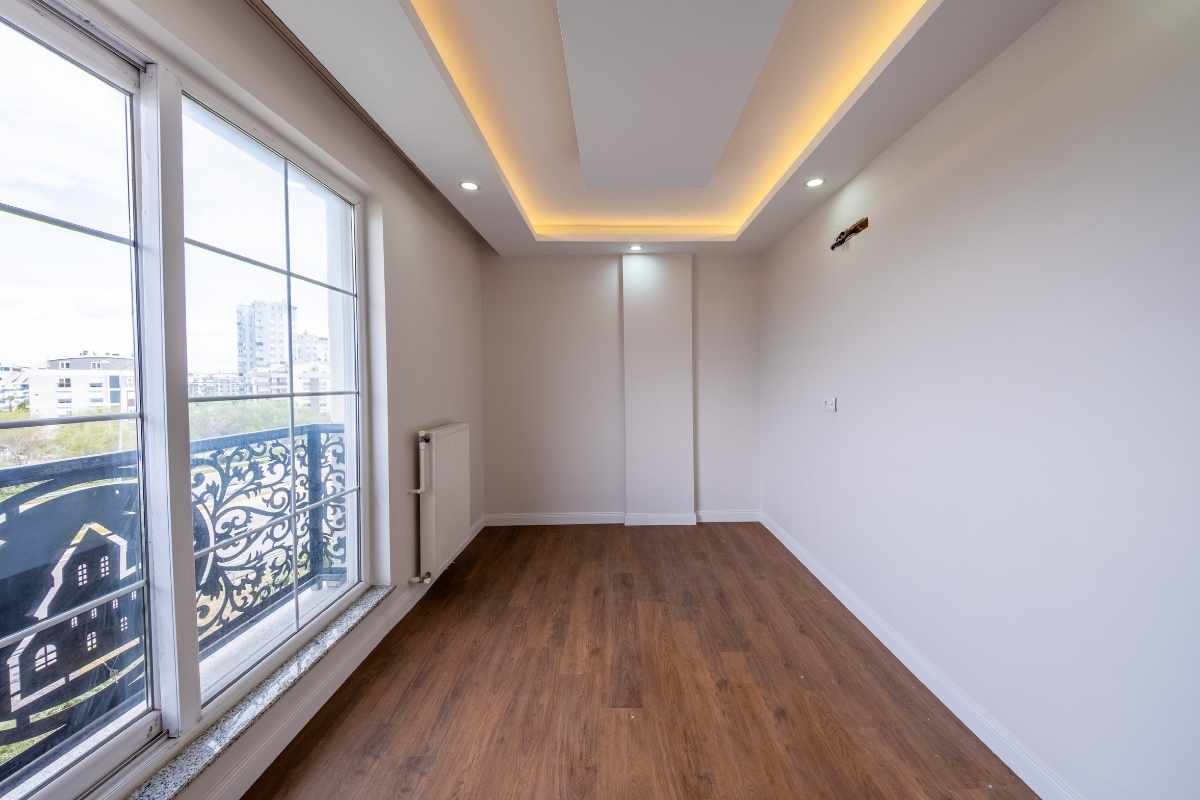 Antalya Konyaaltı Hurma'da, plaja yakın konumda; teras, balkon, ayrı mutfak ve geniş yaşam alanlarına sahip satılık 3+1 dubleks daire