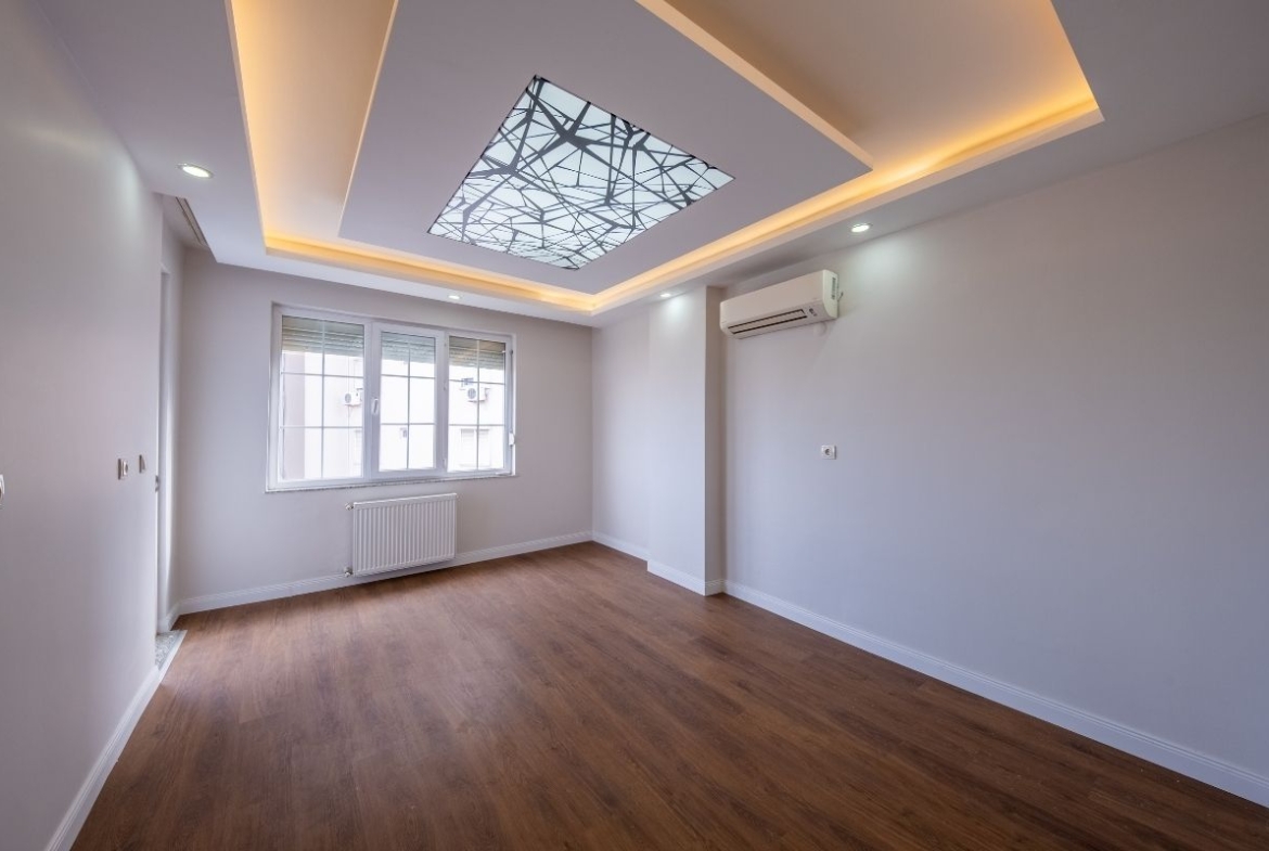 Antalya Konyaaltı Hurma'da, plaja yakın konumda; teras, balkon, ayrı mutfak ve geniş yaşam alanlarına sahip satılık 3+1 dubleks daire