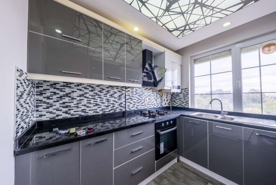 Antalya Konyaaltı Hurma'da, plaja yakın konumda; teras, balkon, ayrı mutfak ve geniş yaşam alanlarına sahip satılık 3+1 dubleks daire