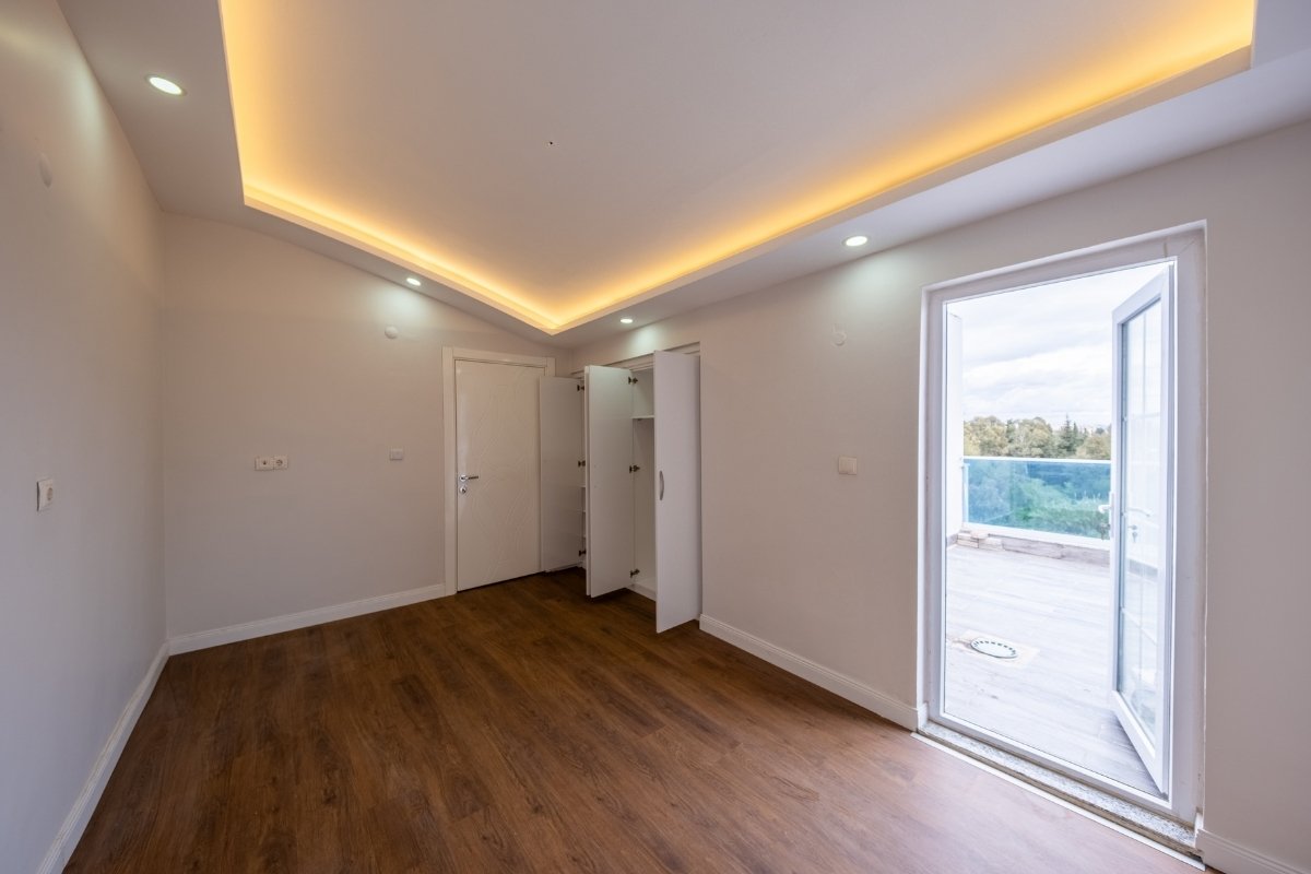 Antalya Konyaaltı Hurma'da, plaja yakın konumda; teras, balkon, ayrı mutfak ve geniş yaşam alanlarına sahip satılık 3+1 dubleks daire
