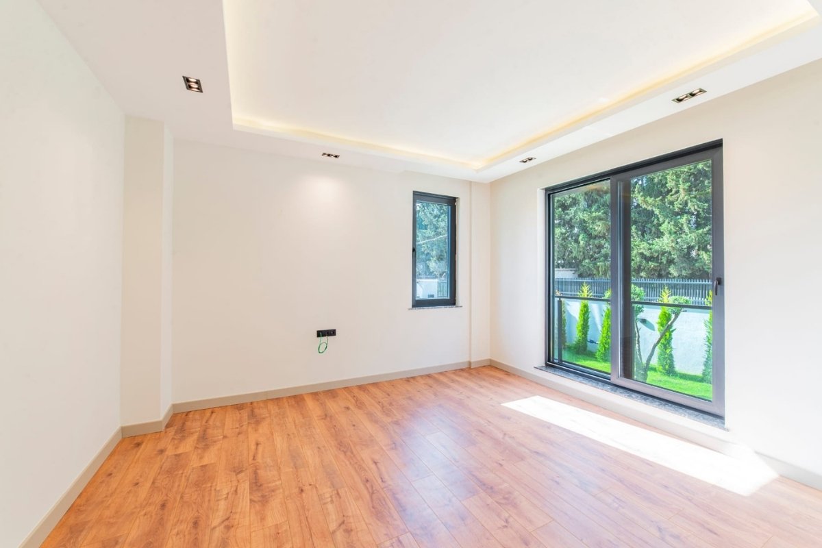 Döşemealtı Altınkale’de özel yüzme havuzu, peyzajlı bahçe, balkonlar ve modern müstakil mimariye sahip satılık villa