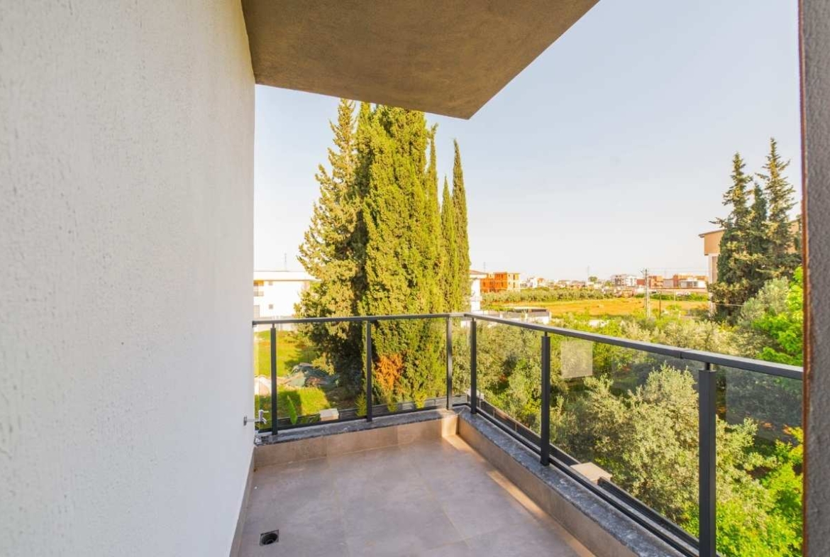 Döşemealtı Altınkale’de özel yüzme havuzu, peyzajlı bahçe, balkonlar ve modern müstakil mimariye sahip satılık villa